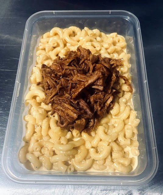 Single portion Mac n cheese with pulled pork